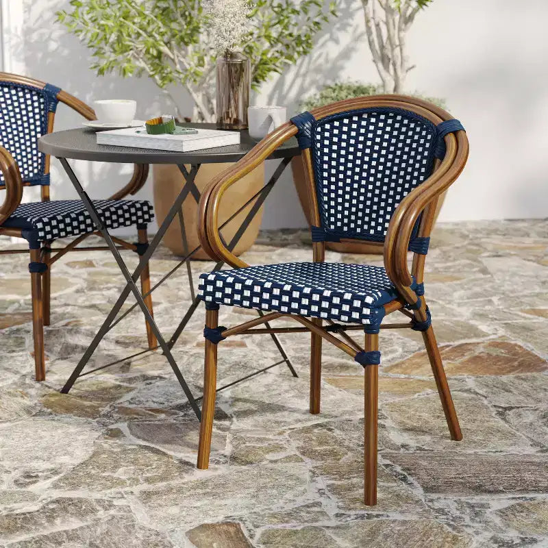 Merrick Lane Sacha Sedia impilabile in stile Thonet Bistro con braccioli, seduta in rattan PE e telaio in metallo con finitura effetto bambù per uso interno/esterno