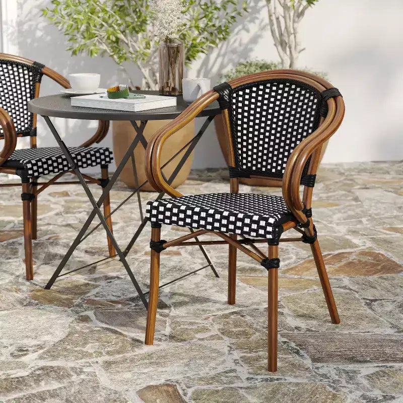 Merrick Lane Sacha Sedia impilabile in stile Thonet Bistro con braccioli, seduta in rattan PE e telaio in metallo con finitura effetto bambù per uso interno/esterno