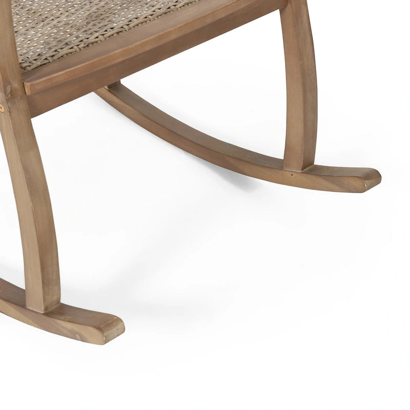 Sedia a dondolo da esterno Welby in legno di acacia e vimini di Christopher Knight Home