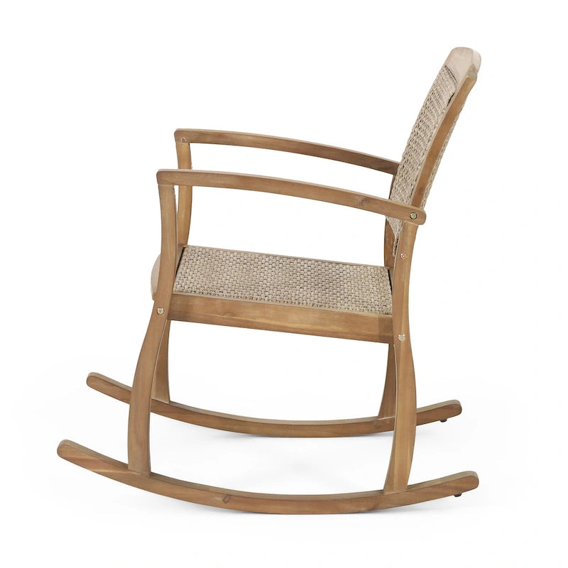 Sedia a dondolo da esterno Welby in legno di acacia e vimini di Christopher Knight Home