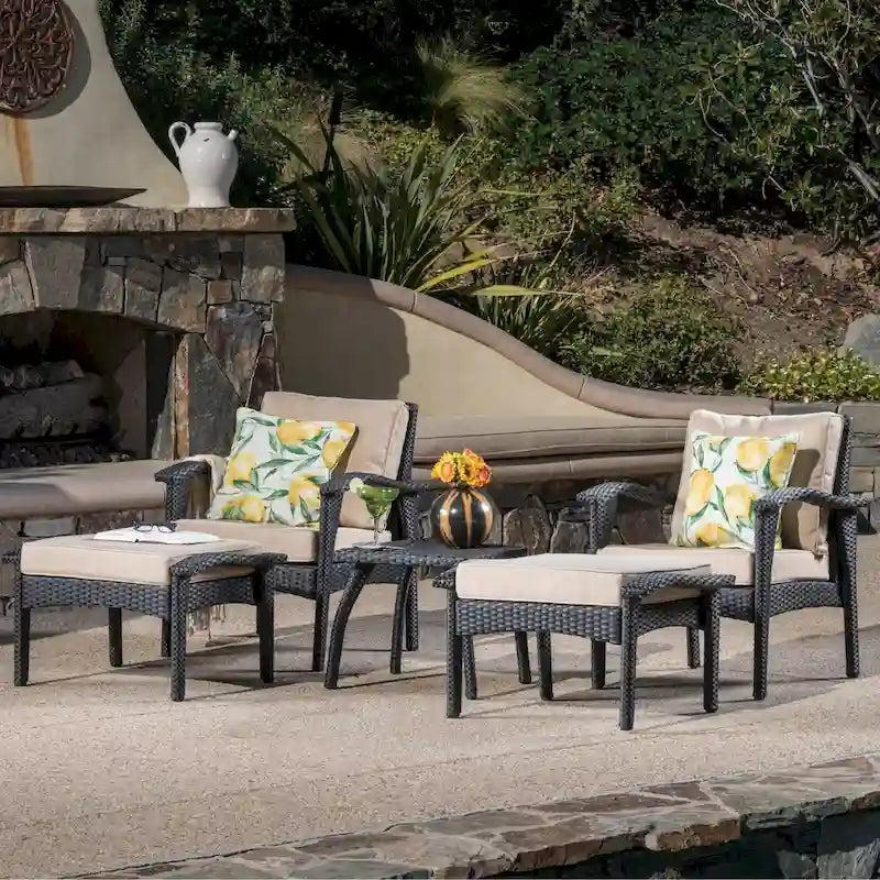 Set da salotto da esterno in vimini a 5 pezzi Honolulu con cuscini di Christopher Knight Home