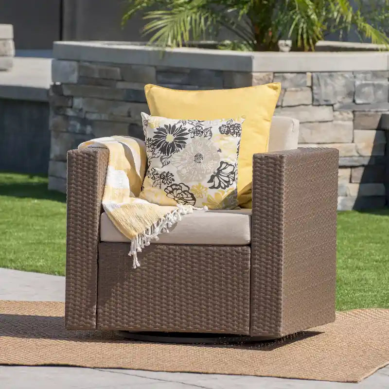 Poltrona girevole Puerta Outdoor in vimini di Christopher Knight Home