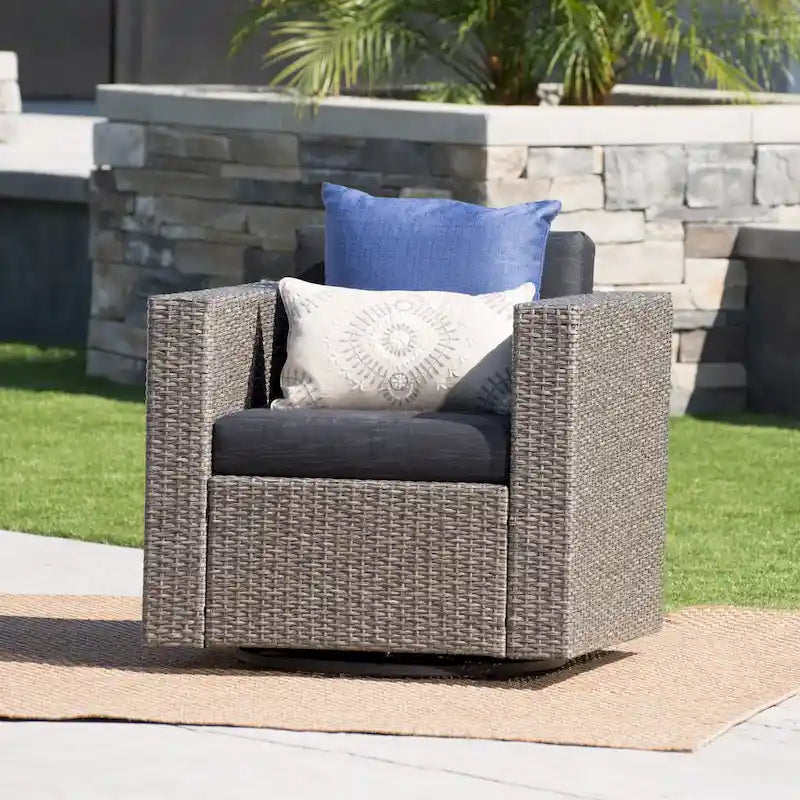 Poltrona girevole Puerta Outdoor in vimini di Christopher Knight Home