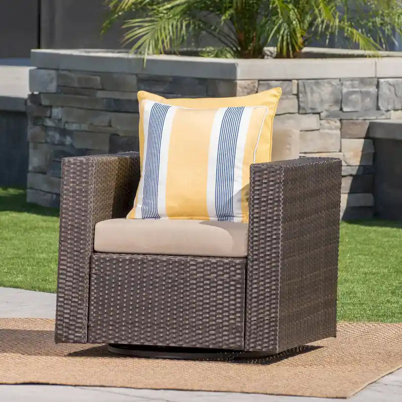 Poltrona girevole Puerta Outdoor in vimini di Christopher Knight Home