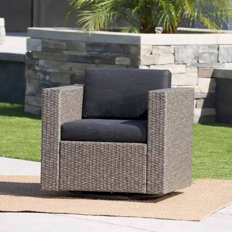 Poltrona girevole Puerta Outdoor in vimini di Christopher Knight Home