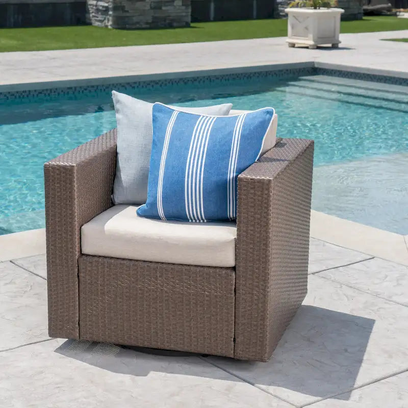 Poltrona girevole Puerta Outdoor in vimini di Christopher Knight Home