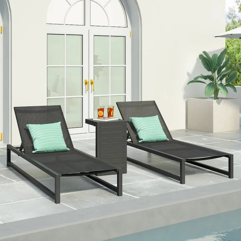 Set di due chaise longue da esterno Modesta in alluminio con tavolino a C di Christopher Knight Home