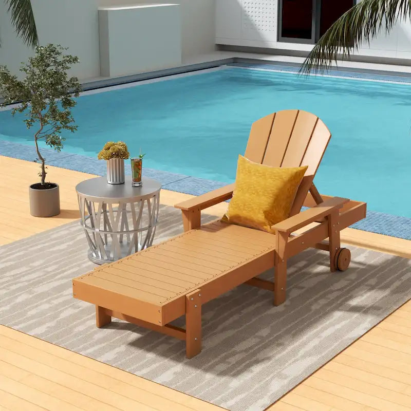 Lettino da sole reclinabile Polytrends Laguna in HDPE per esterni e bordo piscina, con braccioli e ruote, resistente alle intemperie