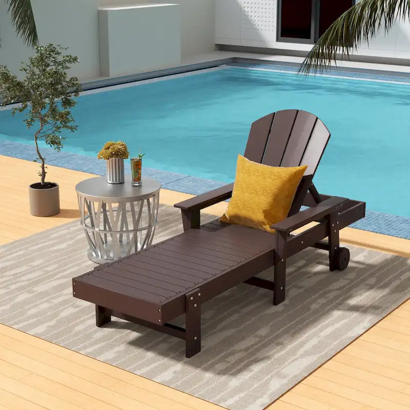 Lettino da sole reclinabile Polytrends Laguna in HDPE per esterni e bordo piscina, con braccioli e ruote, resistente alle intemperie