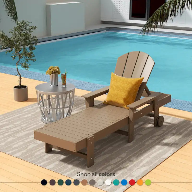 Lettino da sole reclinabile Polytrends Laguna in HDPE per esterni e bordo piscina, con braccioli e ruote, resistente alle intemperie