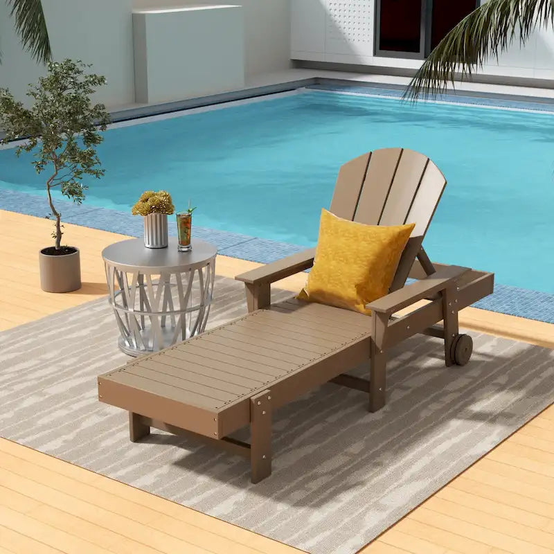Lettino da sole reclinabile Polytrends Laguna in HDPE per esterni e bordo piscina, con braccioli e ruote, resistente alle intemperie
