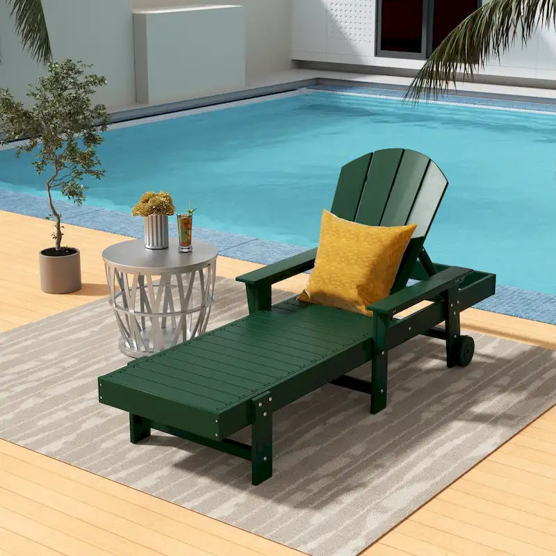 Lettino da sole reclinabile Polytrends Laguna in HDPE per esterni e bordo piscina, con braccioli e ruote, resistente alle intemperie