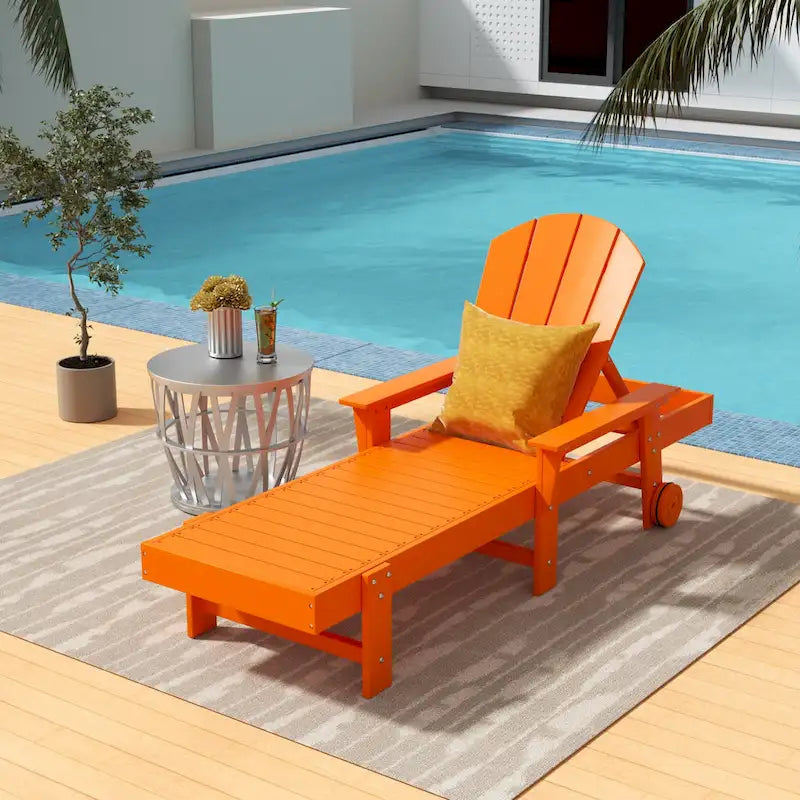 Lettino da sole reclinabile Polytrends Laguna in HDPE per esterni e bordo piscina, con braccioli e ruote, resistente alle intemperie