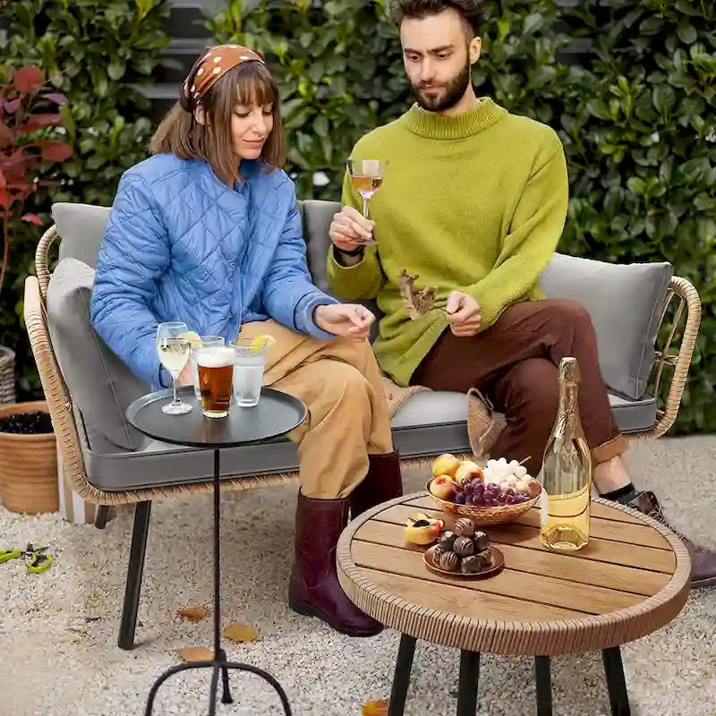 Divanetto da patio in vimini Fernald con cuscini e cuscini lombari