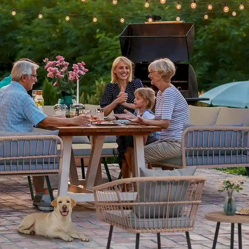 Divanetto da patio in vimini Fernald con cuscini e cuscini lombari