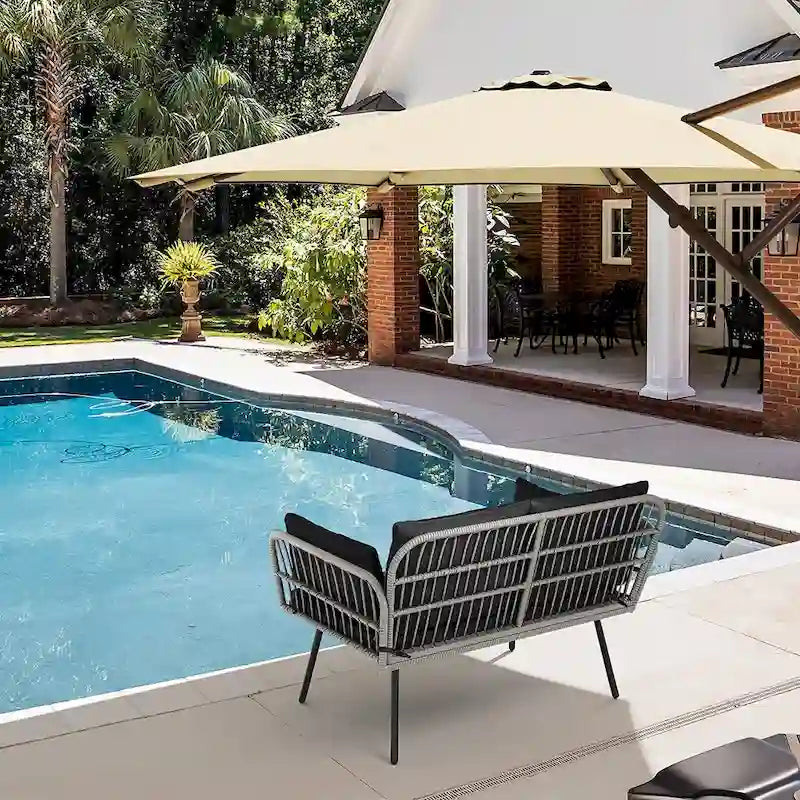 Divanetto da patio in vimini Fernald con cuscini e cuscini lombari