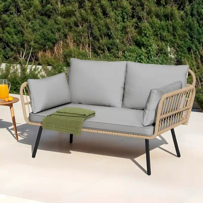 Divanetto da patio in vimini Fernald con cuscini e cuscini lombari