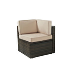 Fauteuil d'angle en osier d'extérieur Palm Harbor marron avec coussins sable - 26,5 L x 26,5 P x 30,5 H