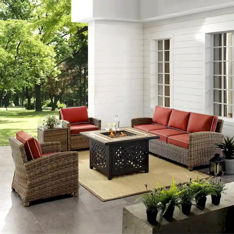 Crosley Bradenton Set da Conversazione 5 Pezzi per Esterni con Divano in Vimini e Cuscini Sangria - 94,5 L x 94,5 P x 32,5 H