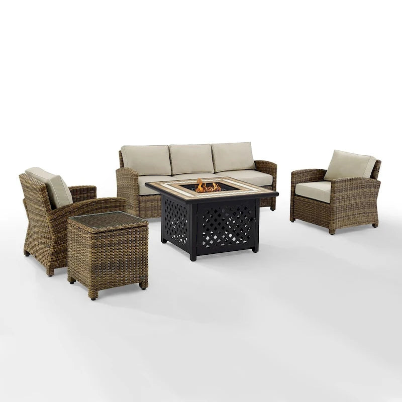 Crosley Bradenton Set da Conversazione 5 Pezzi per Esterni con Divano in Vimini e Cuscini Color Sabbia - 94,5 L x 94,5 P x 32,5 H