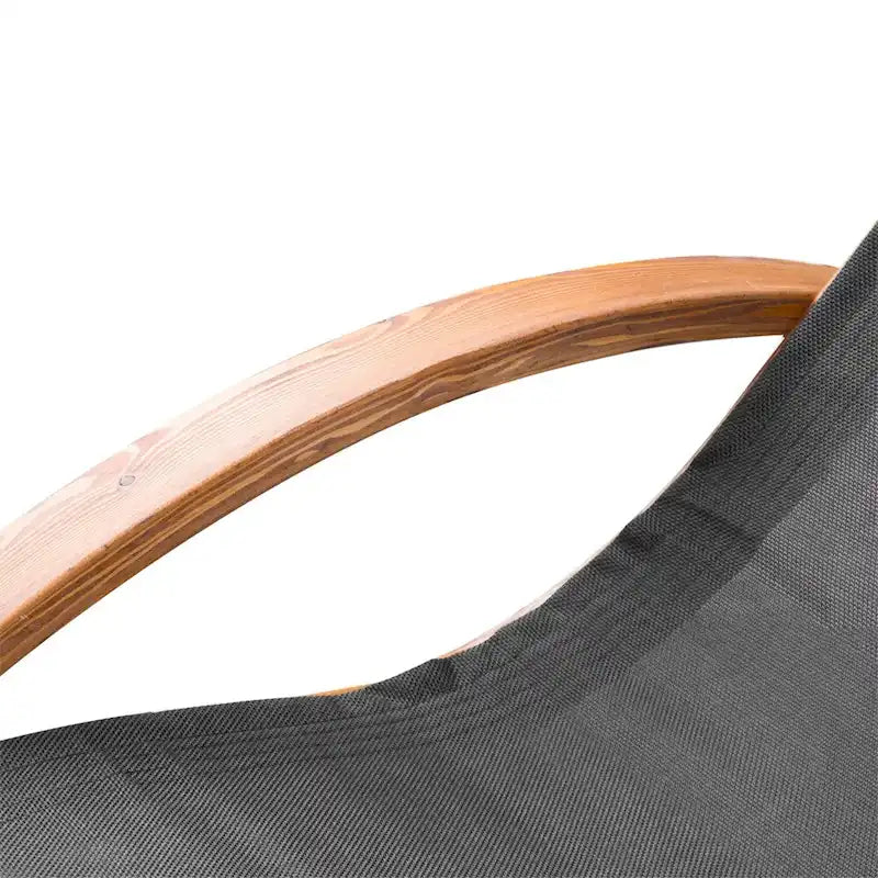 Sedia a sdraio da esterno curvata in legno con cuscino e rete traspirante
