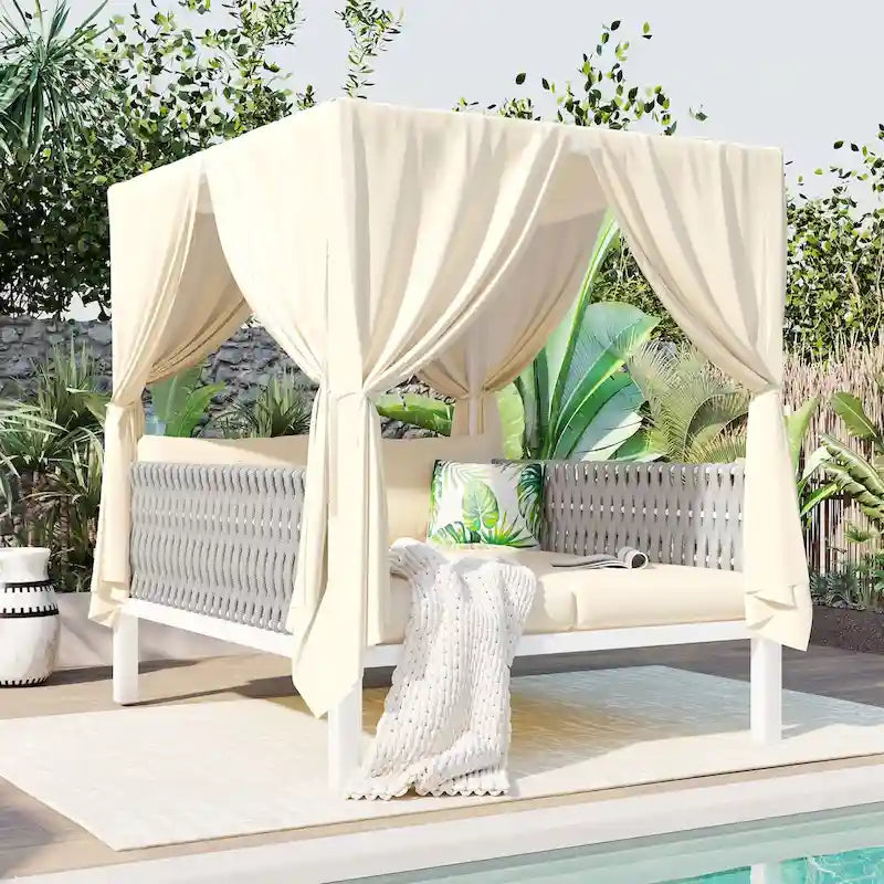 Chaise longue de jardin avec rideaux