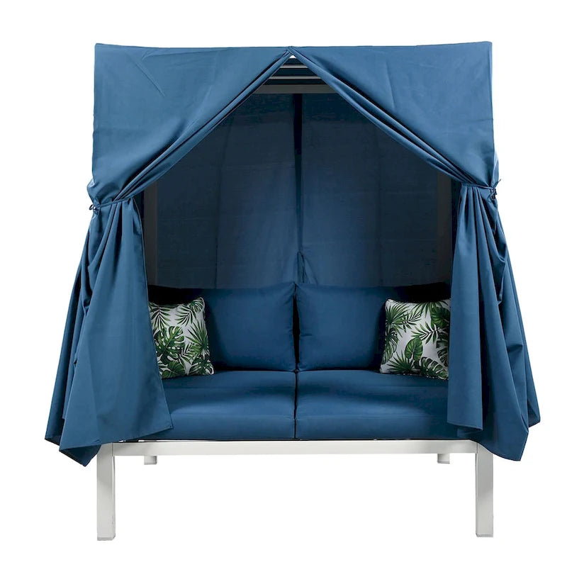 Chaise longue de jardin avec rideaux