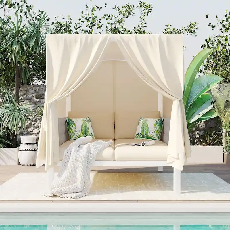 Chaise longue de jardin avec rideaux