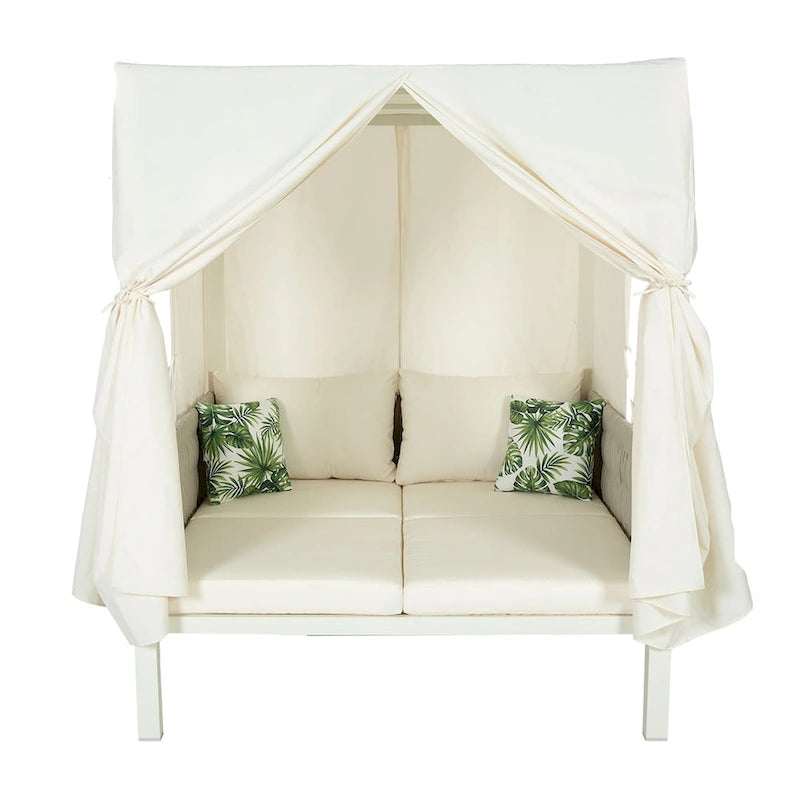 Chaise longue de jardin avec rideaux