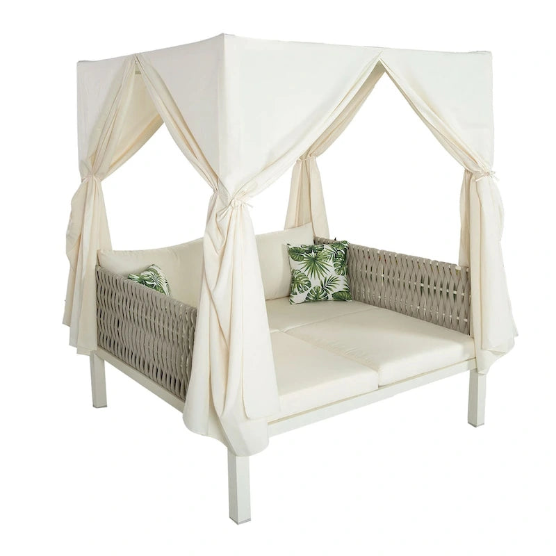 Chaise longue de jardin avec rideaux