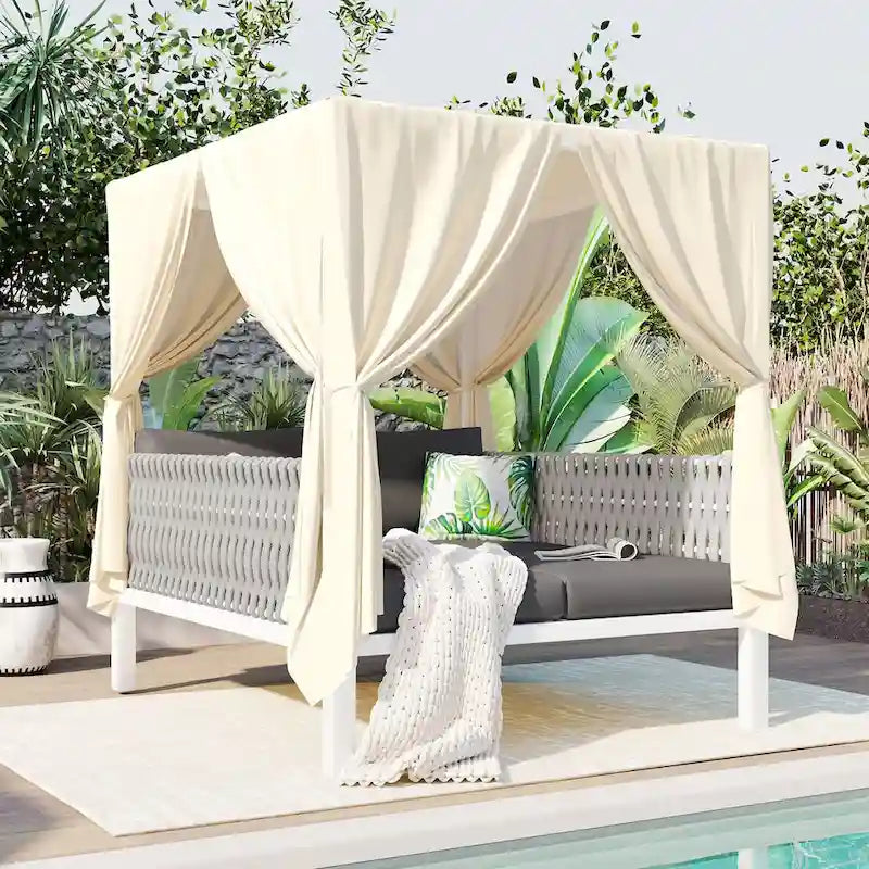 Chaise longue de jardin avec rideaux