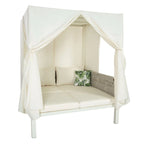 Chaise longue de jardin avec rideaux
