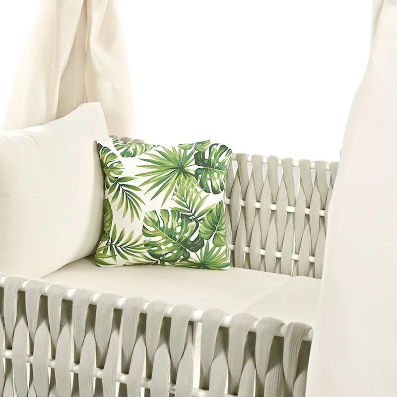 Chaise longue de jardin avec rideaux