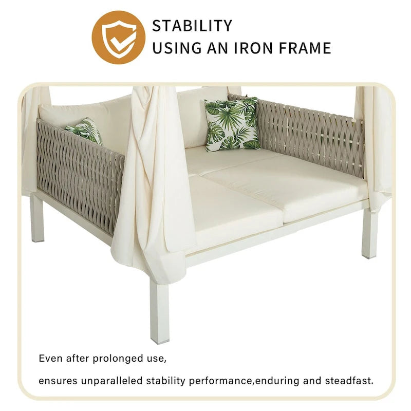 Chaise longue de jardin avec rideaux