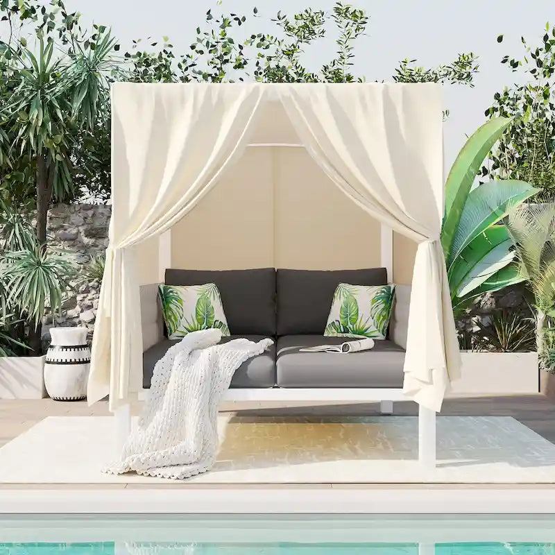 Chaise longue de jardin avec rideaux