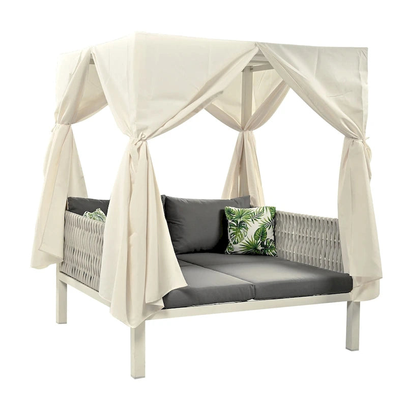 Chaise longue de jardin avec rideaux