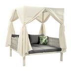 Chaise longue de jardin avec rideaux