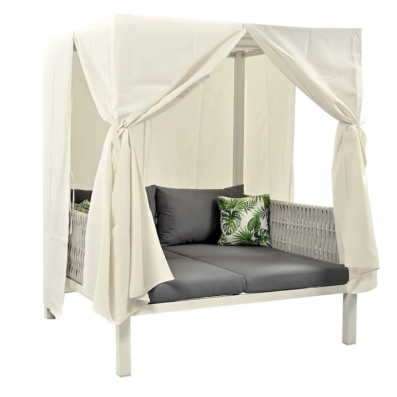 Chaise longue de jardin avec rideaux