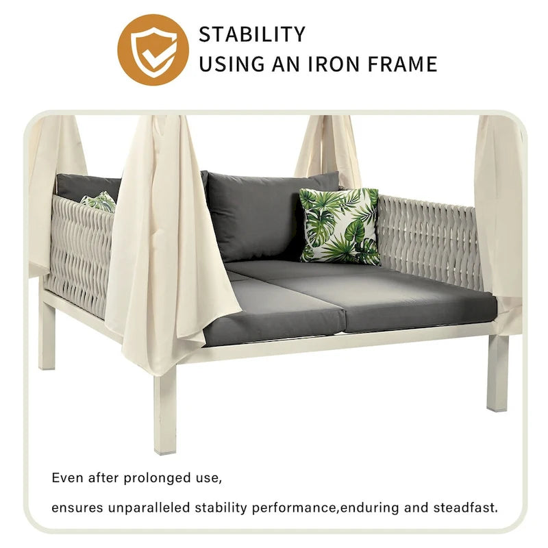 Chaise longue de jardin avec rideaux