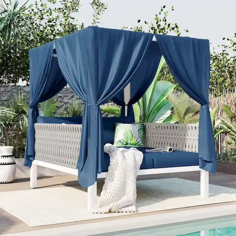 Chaise longue de jardin avec rideaux