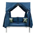 Chaise longue de jardin avec rideaux