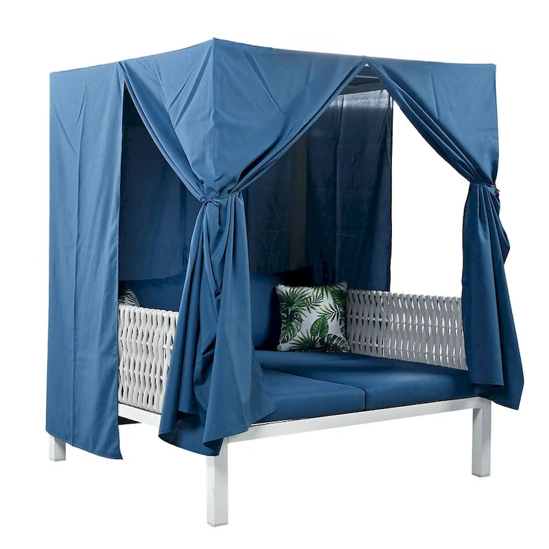 Chaise longue de jardin avec rideaux