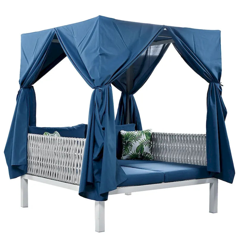 Chaise longue de jardin avec rideaux