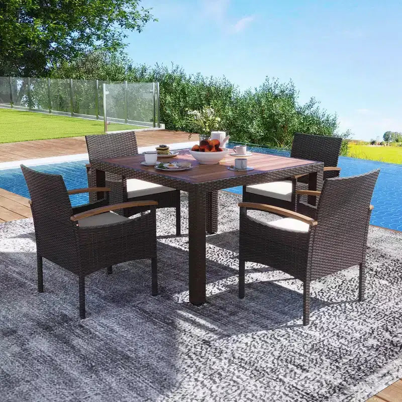 Lot de 2/4 chaises de salle à manger Costway avec accoudoirs en bois d'acacia et cadre en métal robuste