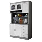 Cucina in legno, credenza bianca, portabottiglie integrato
