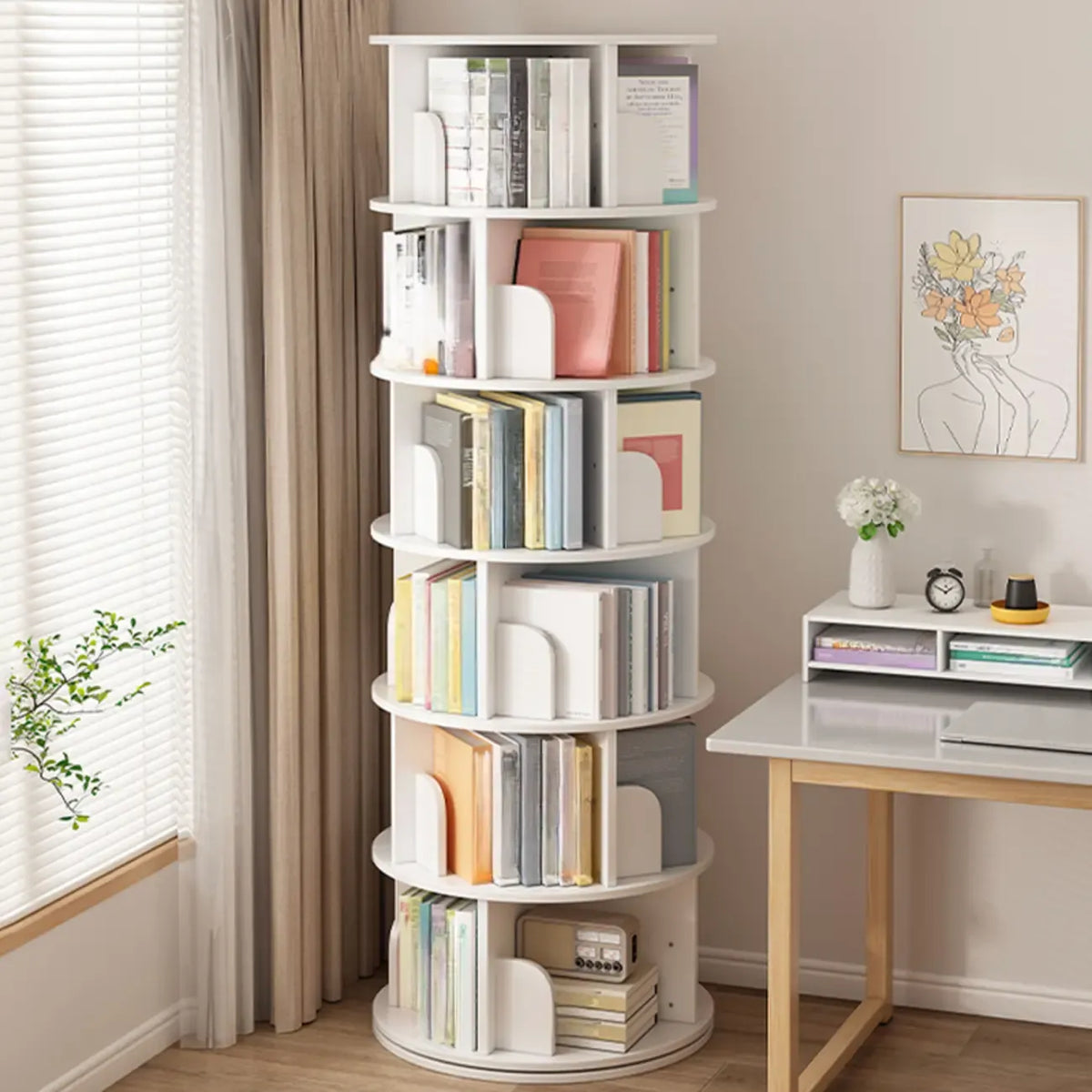 Libreria girevole cilindrica in legno marrone con schienale aperto